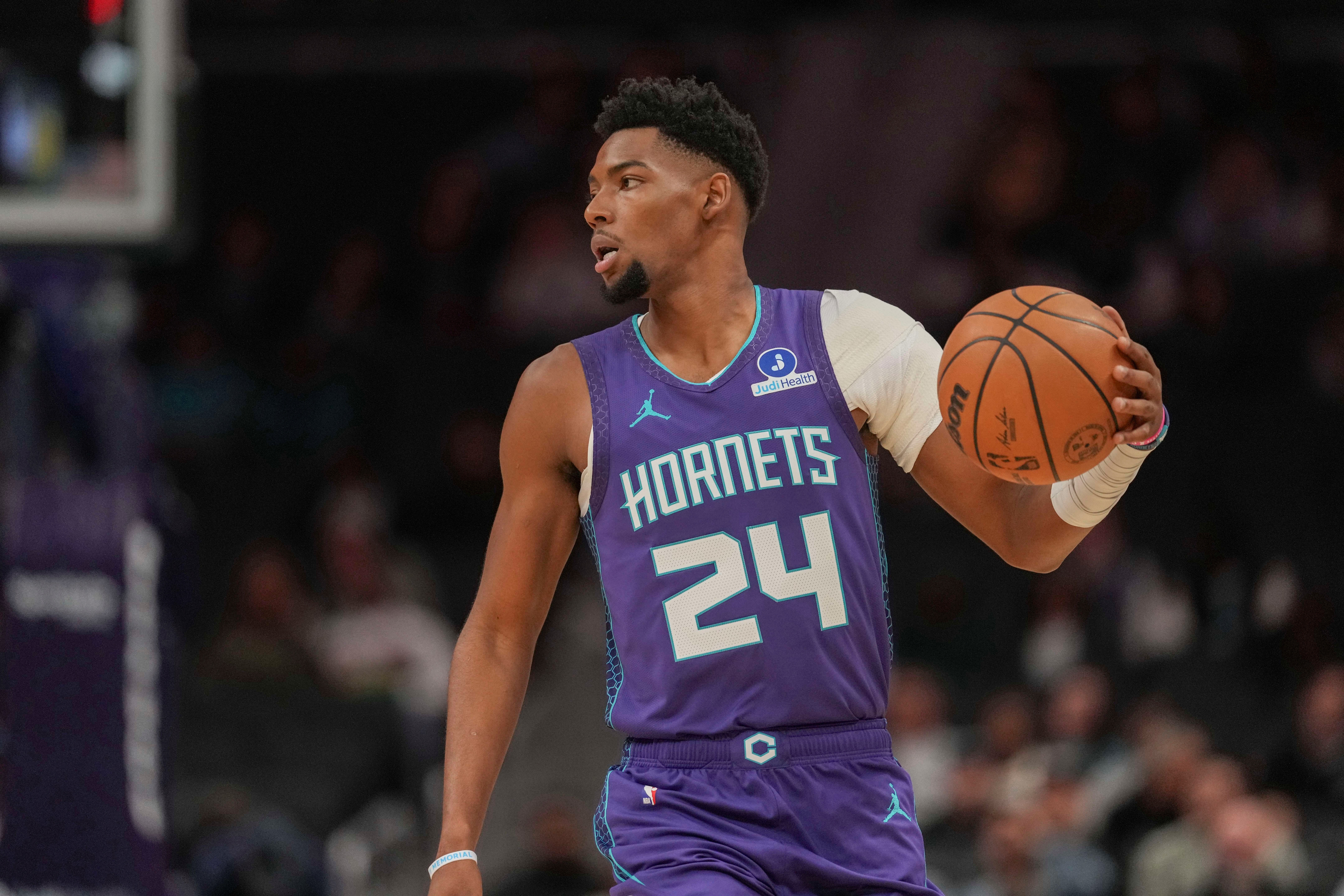 九游体育-全民皆兵！黄蜂全队10人有得分进账 其中8人得分上双